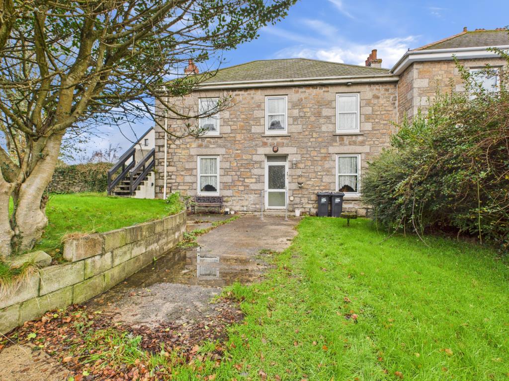 Lot: 50 - SUBSTANTIAL HOUSE DIVIDED INTO TWO FLATS WITH GARDENS AND PARKING - Front elevation